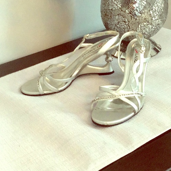 Size 6.5 fancy shoes - Picture 2 of 3